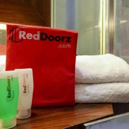 Reddoorz Near Pasar Turi Station Hotel Kapasari Exterior photo