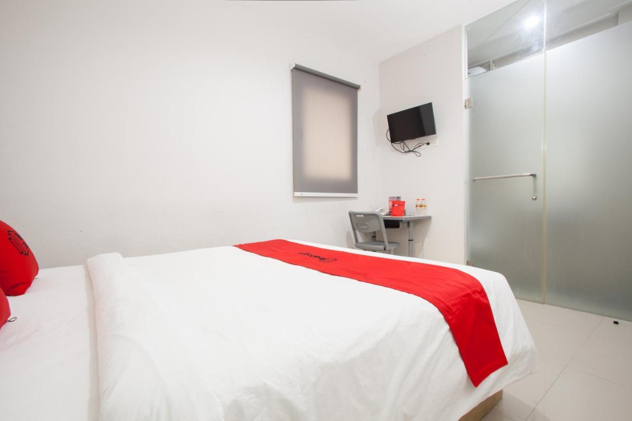 Reddoorz Near Pasar Turi Station Hotel Kapasari Exterior photo