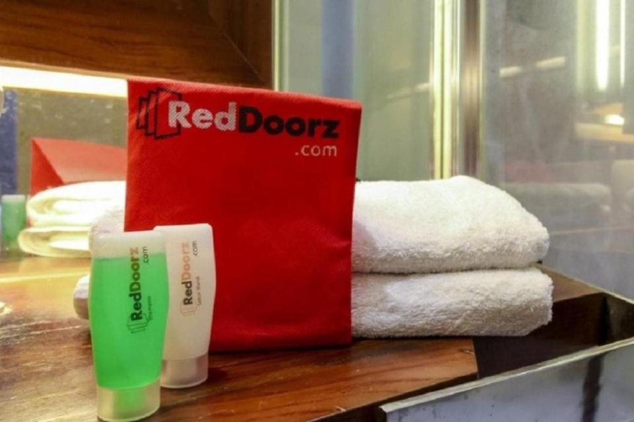 Reddoorz Near Pasar Turi Station Hotel Kapasari Exterior photo
