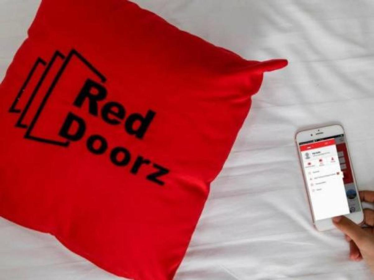 Reddoorz Near Pasar Turi Station Hotel Kapasari Exterior photo